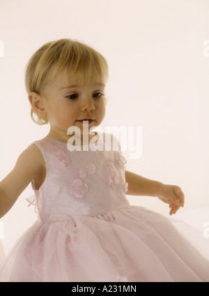 Il Toddler indossando un rosa party dress- dancing Foto Stock