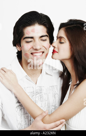 Profilo laterale di una giovane donna di baciare un giovane uomo Foto Stock