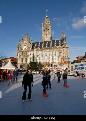 Divertimento invernale in Paesi Bassi persone pattinaggio sul ghiaccio davanti alla storica città di Middelburg hall Zeeland nei Paesi Bassi Foto Stock