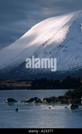 Lochan na h Achlaise, Rannoch Moor, Lochaber, Highland, Scotland, Regno Unito. Vista la Blackmount Foto Stock