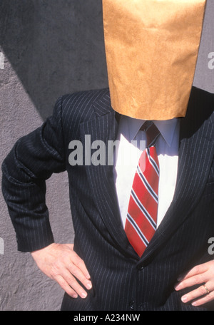 Imprenditore con un bianco marrone sacchetto di carta sopra la sua testa Foto Stock