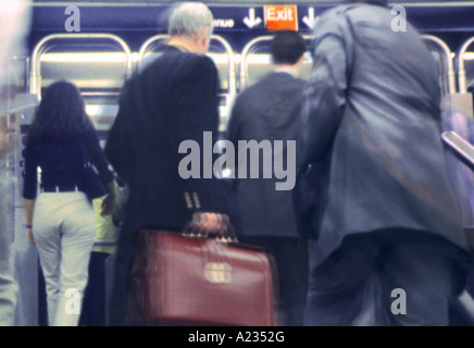 Stazione della metropolitana di New York. Mezzi pubblici nelle ore di punta mattutine. Pendolari che lasciano la metropolitana affollata. Uomo con valigetta USA Foto Stock