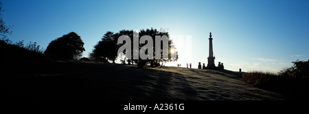 Guerra Boera monumento e Walkers a Coombe Hill, Chiltern Hills, Buckinghamshire, al tramonto Foto Stock