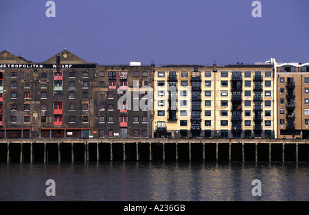 Convertito e non convertiti docklands edifici residenziali sulle rive del fiume Thames, London, Regno Unito Foto Stock
