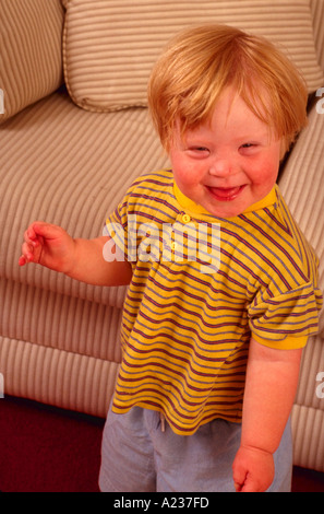 Ritratto di 2 anno vecchio ragazzo con la sindrome di Down Foto Stock