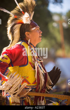 Tradizionale ballerino maschio Chumash Inter Powwow tribale Santa Ynez Valley vicino a Santa Barbara in California Foto Stock