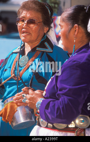 Navajo cantanti Shiprock Navajo Fair Navajo Indian Reservation Shiprock New Mexico Foto Stock