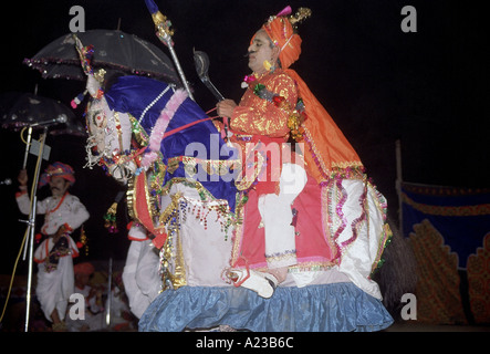 Kachhi Ghodi dance - eseguita su fantoccio cavalli mentre un cantante narra le gesta della Baviera banditi di Shekhwati. Pushkar Foto Stock