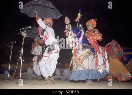 Kachhi Ghodi dance - eseguita su fantoccio cavalli mentre un cantante narra le gesta della Baviera banditi di Shekhwati. Pushkar Foto Stock