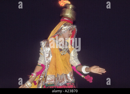 Una ragazza di eseguire la danza Charee, popolare nella regione di Kishangarh. Foto Stock