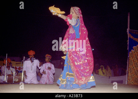 Donne esegue il tradizionale di Rajasthani danza folk. Pushker, Ajmer, Rajasthan, India. Foto Stock