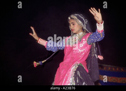 Donne esegue il tradizionale di Rajasthani danza folk. Pushker, Ajmer, Rajasthan, India. Foto Stock