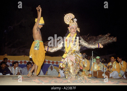 Un uomo di eseguire il 'Mayur Nurtya", tradizionale di Rajasthani danza folk. Pushkar, Ajmer, Rajasthan, India. Foto Stock