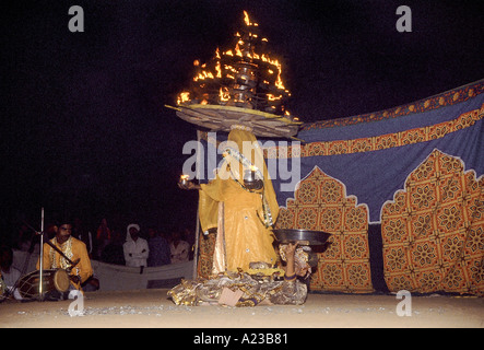 Una tradizionale danza di Rajasthani. Pushkar, Ajmer, Rajasthan, India. Foto Stock