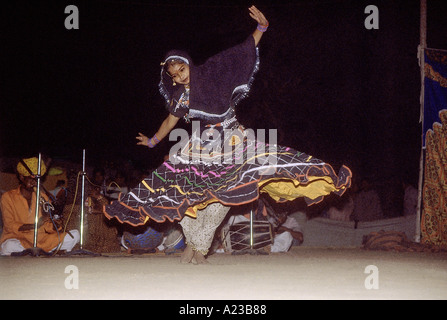 Una donna di eseguire la danza Kalberia. Pushkar, Ajmer, Rajasthan in India. Foto Stock