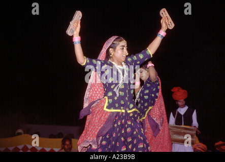 Una donna di Rajasthani eseguendo il Chari dance. Pushkar, Ajmer, Rajasthan, India. Foto Stock