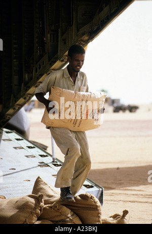 La CARESTIA IN SUDAN 1985 Refugee Camp a El Fasher DARFUR AMERICAN AIUTI ALIMENTARI arriva a El Fasher AIRPORT Foto Stock