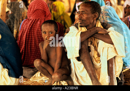 La CARESTIA IN SUDAN 1985 GIRBA CAMPO PROFUGHI SUL CONFINE CON L ETIOPIA IN PROVINCIA GEDAREF Foto Stock