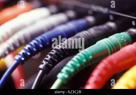 Una chiusura di alcuni multi colore dei cavi elettrici Foto Stock