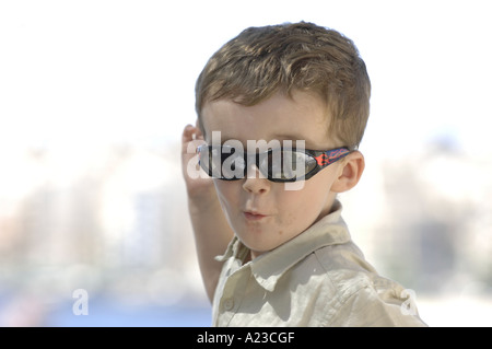 Ragazzo e giovane ragazzo, felice, ballerino di danza, posizione, eseguire, performer, prestazioni, dramma, attore, poco, bambino, caucasico th Foto Stock