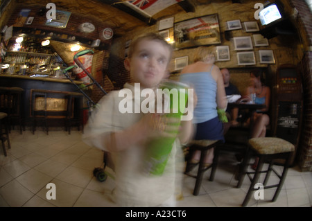 Ragazzo toddler kid bambino sfocata sfocatura sfocato Foto Stock