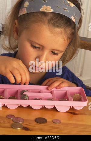 Ragazza contando il suo denaro Foto Stock