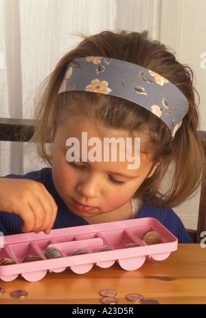 Ragazza contando il suo denaro Foto Stock