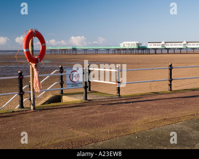 Lytham St Annes pier in Lancashire dalla promenade Foto Stock