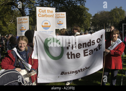 FOE Basisngstoke al di fuori dell'Ambasciata Americana prima di marciare per il conteggio i cambiamenti climatici la dimostrazione in Trafalgar Square Londra Foto Stock