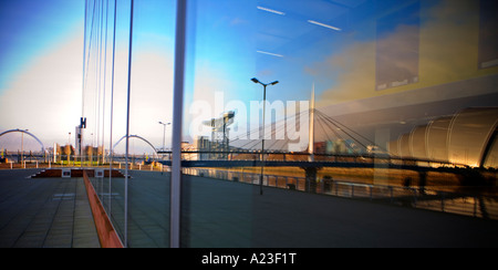 PACIFIC QUAY GLASGOW riflessa nelle finestre del nuovo quartier generale della BBC Foto Stock