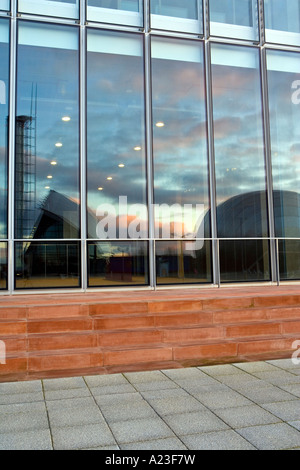 SCIENCE Centre e il cinema IMAX riflessa nelle finestre del nuovo edificio della BBC PACIFIC QUAY GLASGOW Foto Stock