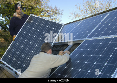Installazione di Photo Voltaic celle su un tetto di casa in South Devon England 5kw di capacità installata Foto Stock