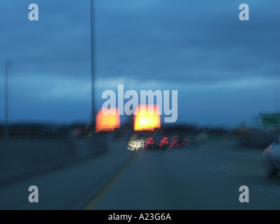 Edifici sembra essere sul fuoco a causa di impostazione di riflesso della luce del sole e le luci di ballo Foto Stock