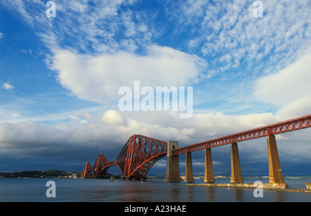 Il Ponte di Forth Rail dalla passeggiata a South Queensferry nei pressi di Edimburgo Lothian Scotland Regno Unito GB EU Europe Foto Stock