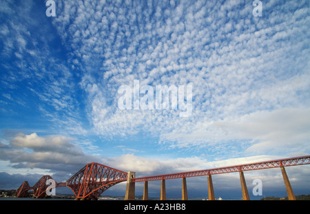 Il Ponte di Forth Rail dalla passeggiata a South Queensferry nei pressi di Edimburgo Lothian Scotland Regno Unito GB EU Europe Foto Stock