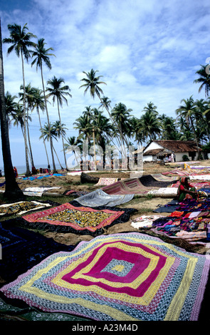 Anjuna beach mercato settimanale in Goa in India meridionale. Foto Stock