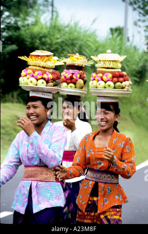 Tempio sacrifici fatti dalla gente locale al tempio festival giorni in Indonesia spesso portato al tempio sul womens capi Foto Stock