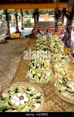 Tempio sacrifici fatti da persone locali per festival tempio giorni in Indonesia sono spesso portati al Tempio Su womens capi Foto Stock