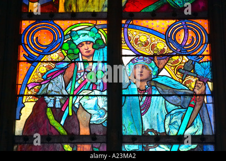 Dettaglio da Mucha finestra nella cattedrale di San Vito a Praga Repubblica Ceca Foto Stock