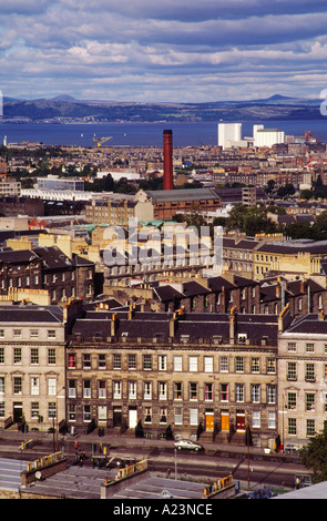 Vista sopra gli edifici in pietra di Edinburgh New Town e Leith guardando verso il Firth of Forth Scozia Scotland Foto Stock