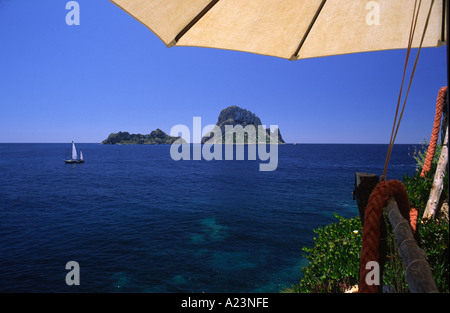 Isola rocciosa di Es Vedra al largo della costa di Ibiza spagna Foto Stock