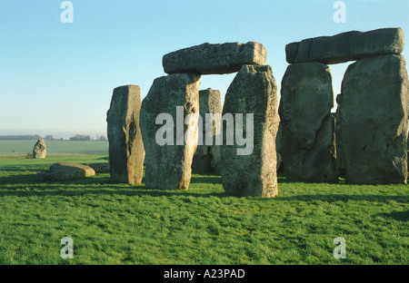 Monumento di Stonehenge con la pietra del tallone nel Wiltshire, Inghilterra Foto Stock