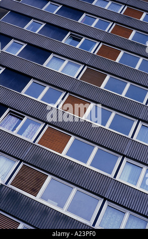 Windows su un alto edificio in un quartiere residenziale "Cambridge estate' Kingston Surrey Foto Stock