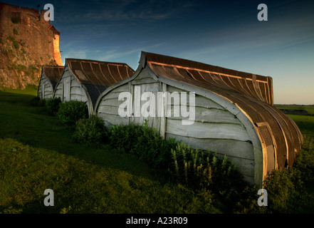 Aringa dismesse imbarcazioni convertito in capannoni accanto al Lindisfarne Castle Isola Santa Foto Stock