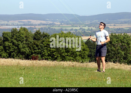 Uomo di mezza età aquilone volante in herefordshire UK Foto Stock
