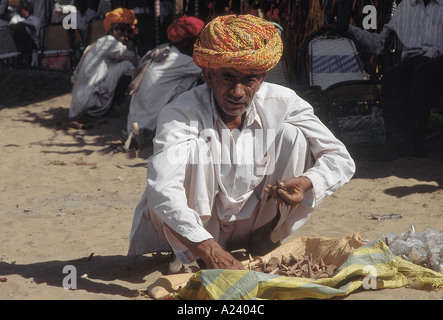 Rajasthani uomo vendita articoli locali a Pushkar annuale Fiera del cammello. Ajmer, Rajasthan, India. Foto Stock