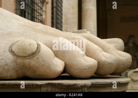 " Corn gesso' sul disincarnata piede di marmo della gigantesca statua dell'imperatore Costantino nel Palazzo dei Conservatori a Roma Foto Stock