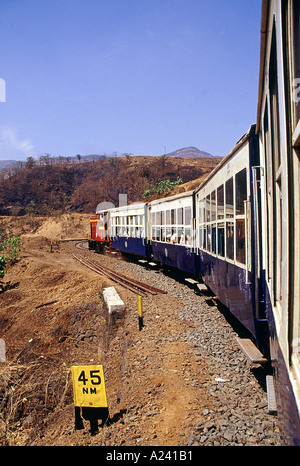 Mini treno in esecuzione da Neral a Matheran. Maharashtra, India. Foto Stock