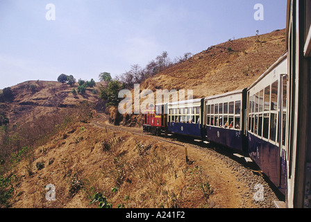 Mini treno sul suo viaggio da Neral a Matheran. Maharashtra, India. Foto Stock