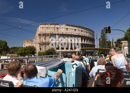 I turisti vista Colosseo da un double decker bus turistici roma, Italia Foto Stock